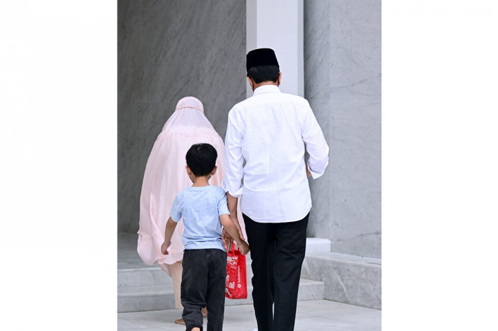 Presiden tiba di masjid itu sekitar pukul 09.00 WIB dan bergegas memasuki masjid.