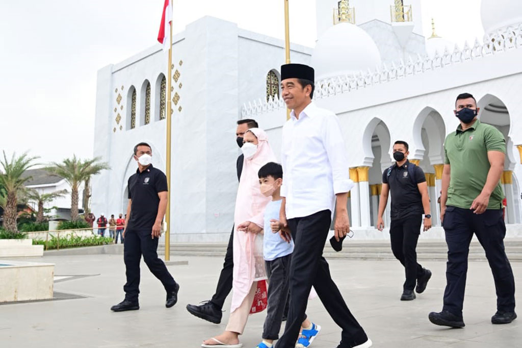 Usai salat duha, Jokowi bersama Ibu Iriana dan Jan Ethes kemudian keluar dari masjid untuk menemui masyarakat yang telah menunggu.
