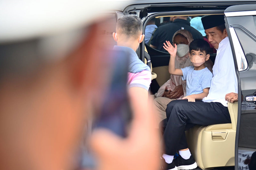 Jokowi beserta Ibu Irana dan Jan Ethes kemudian meninggalkan Masjid Raya Sheikh Zayed Surakarta. Jan Ethes terlihat melambaikan tangan kepada warga.