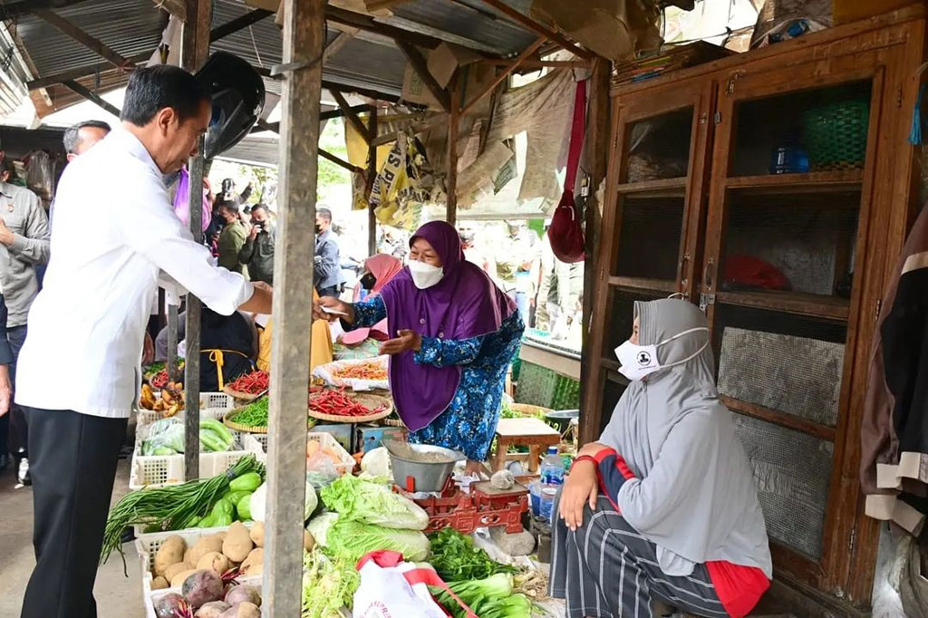 Tidak hanya itu, Kepala Negara juga menyapa para pedagang sekaligus mengecek harga-harga barang yang ada di pasar tersebut. 