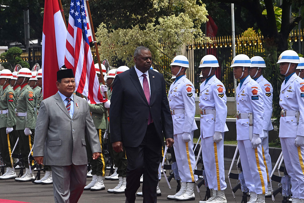 Menteri Pertahanan Prabowo Subianto bersama Menhan Amerika Serikat LIoyd J. Austin III melakukan pemeriksaan pasukan di Kantor Kementerian Pertahanan, Jakarta, Senin, 21 November 2022.