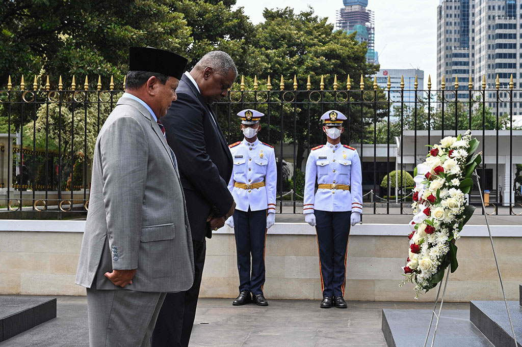Di sela pemeriksaan pasukan, Menhan Prabowo mengajak Menhan Austin untuk melakukan penghormatan kepada patung Presiden Pertama RI Soekarno yang tengah menunggang kuda.
