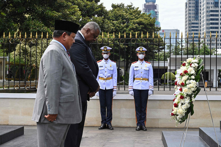 Di sela pemeriksaan pasukan, Menhan Prabowo mengajak Menhan Austin untuk melakukan penghormatan kepada patung Presiden Pertama RI Soekarno yang tengah menunggang kuda.