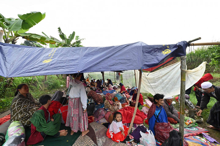  Para korban gempa Cianjur, Jawa Barat tidur di tenda-tenda pengungsian karena rumah mereka hancur. 