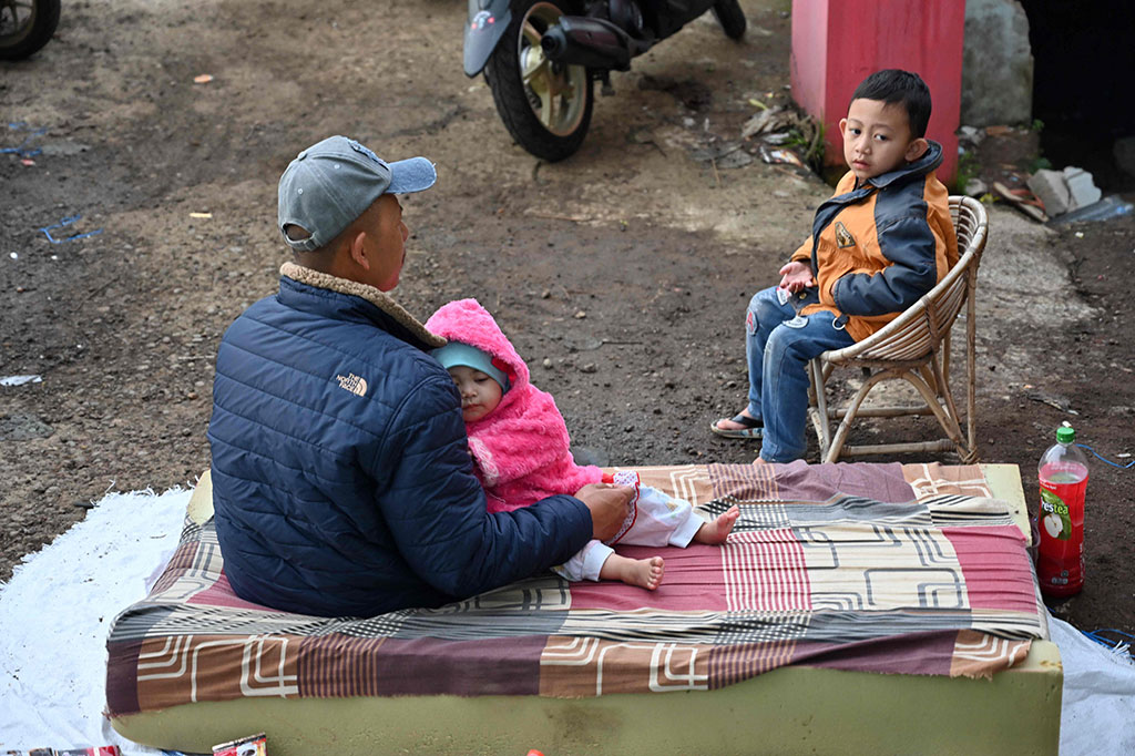 Banyak juga warga yang tidur di luar rumah karena khawatir ada gempa susulan.