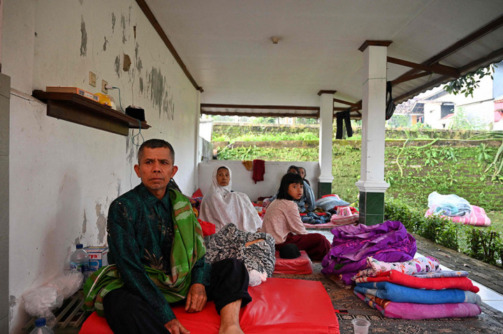 Warga sangat membutuhkan bantuan kebutuhan sehari-hari, karena saat ini mereka hanya mengandalkan barang-barang seadanya.