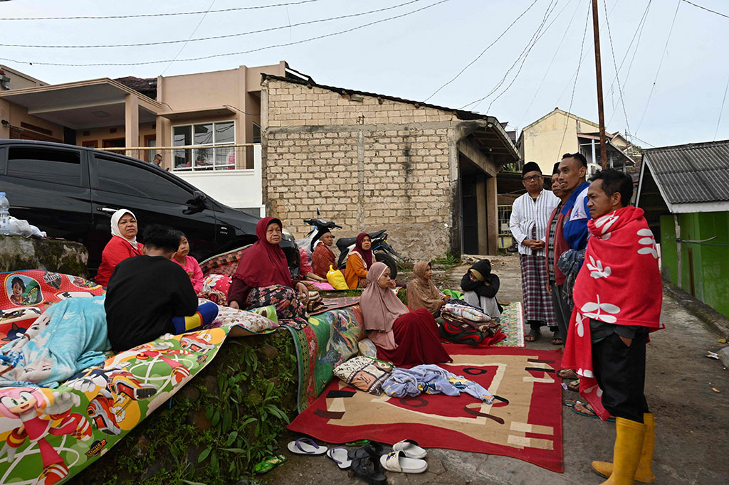 Warga tidur di halaman rumah karena khawatir ada gempa susulan.