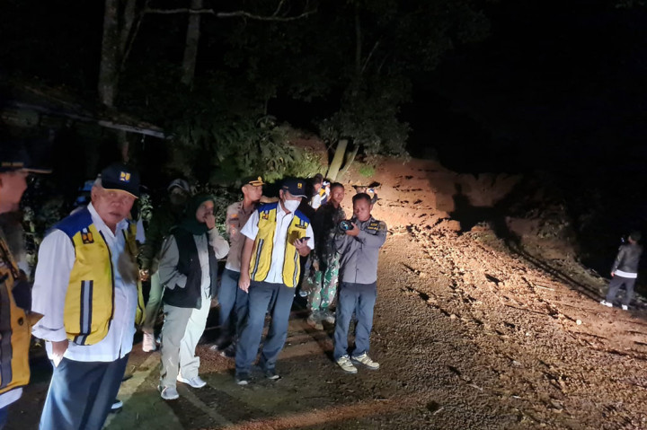 Menindaklanjuti perintah Presiden Joko Widodo (Jokowi), Menteri PUPR Basuki Hadimuljono meninjau lokasi longsor yang menutupi akses Jalan Raya Puncak-Cianjur, di Cugenang, Kabupaten Cianjur, Jawa Barat, Senin, 21 November 2022 malam.