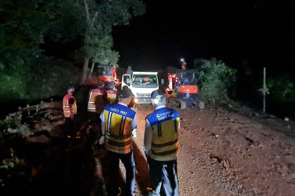Menteri Basuki tiba di lokasi pada pukul 21.45 WIB. Dalam kunjungannya, gempa susulan masih terjadi.