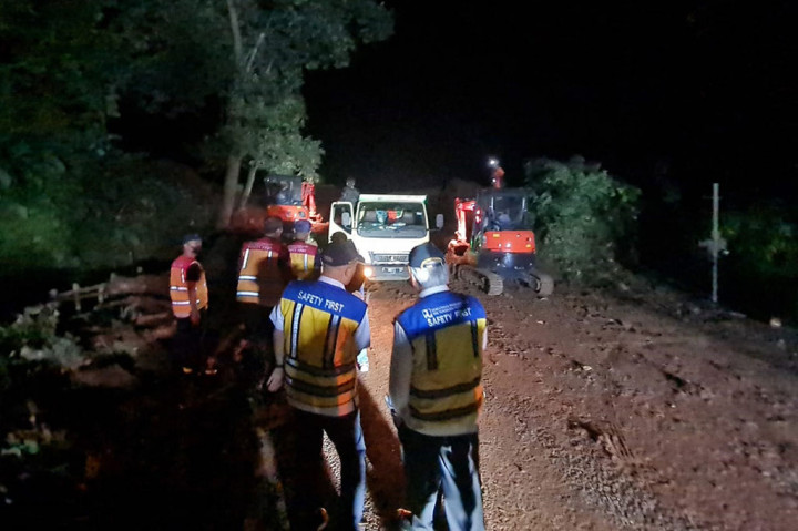 Menteri Basuki tiba di lokasi pada pukul 21.45 WIB. Dalam kunjungannya, gempa susulan masih terjadi.