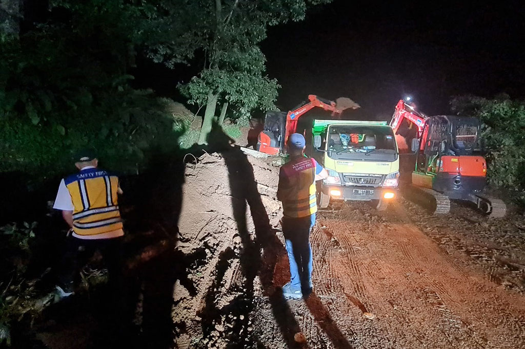 Basuki menyatakan bahwa fokus penanganan dilakukan dengan excavator dan dump trucks yang sudah berada di lapangan untuk terus membersihkan pohon yang tumbang dan longsoran tanah yang menutup jalan Cianjur-Cipanas.