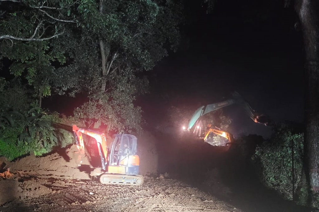 Dengan terbukanya jalur Cianjur-Cipanas, diharapkan mobilisasi bantuan untuk korban gempa dapat berjalan dengan lancar.