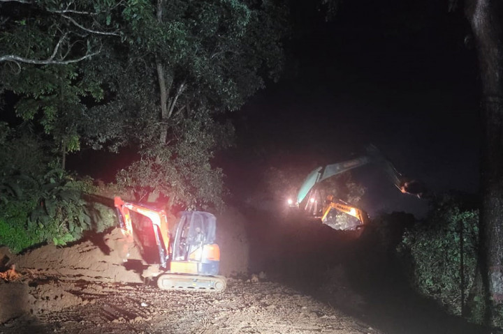 Dengan terbukanya jalur Cianjur-Cipanas, diharapkan mobilisasi bantuan untuk korban gempa dapat berjalan dengan lancar.