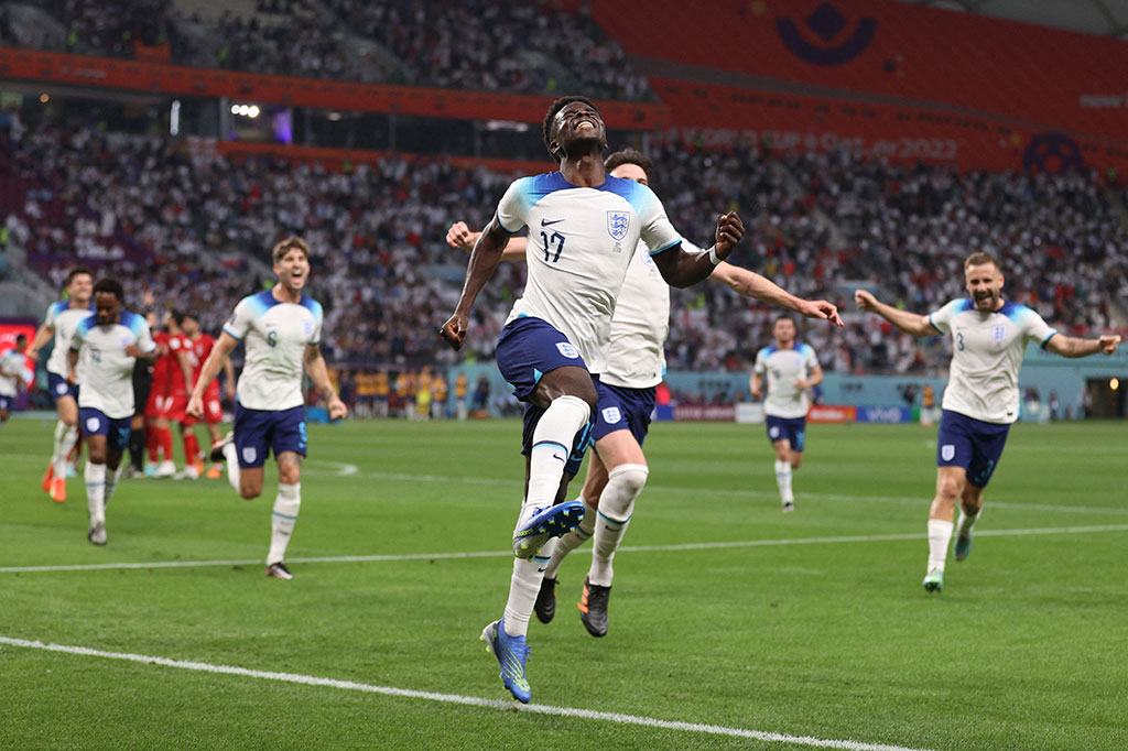 The Three Lions berhasil menggandakan keunggulan menjadi 2-0 pada menit ke-43. Menerima bola pantul dari tandukan Maguire, Bukayo Saka melancarkan sepakan kencang dari dalam kotak penalti yang tidak terbendung Hossein.