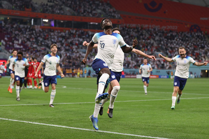 The Three Lions berhasil menggandakan keunggulan menjadi 2-0 pada menit ke-43. Menerima bola pantul dari tandukan Maguire, Bukayo Saka melancarkan sepakan kencang dari dalam kotak penalti yang tidak terbendung Hossein.