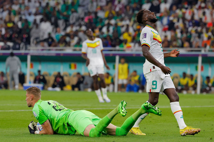 Di babak pertama, Senegal mengambil inisiatif menyerang terlebih dahulu. Beberapa peluang tercipta namun tidak satu pun yang berbuah gol.