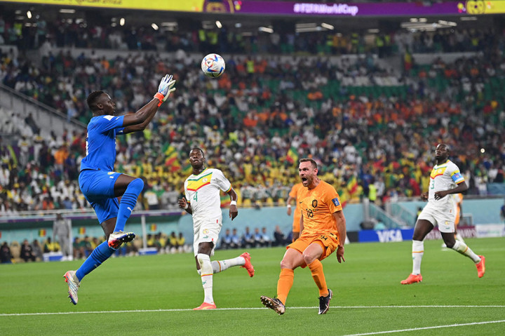 Belanda kemudian berusaha membalas namun belum ada yang membuahkan hasil. Tidak ada gol yang tercipta di babak pertama.