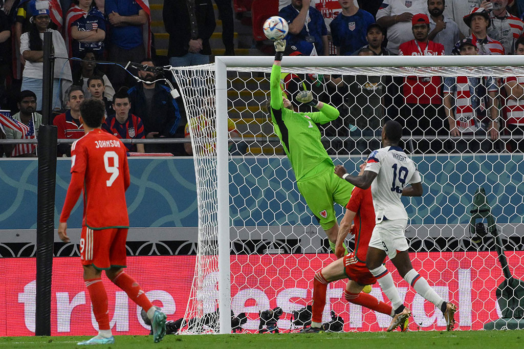 Amerika Serikat mengambil inisiatif menyerang terlebih dahulu. Umpan Timothy Weah berusaha dihalau oleh bek Wales Joe Rodon dan selanjutnya ditepis kiper Wayne Hennessey.