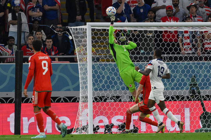 Amerika Serikat mengambil inisiatif menyerang terlebih dahulu. Umpan Timothy Weah berusaha dihalau oleh bek Wales Joe Rodon dan selanjutnya ditepis kiper Wayne Hennessey.
