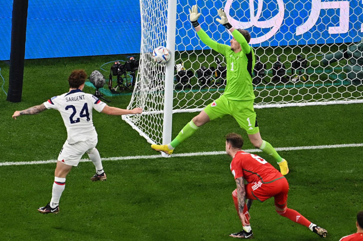 AS kembali mengancam gawang Hennessey lewat sundulan penyerang Josh Sargent. Sayang bola masih menyamping di sisi kanan.