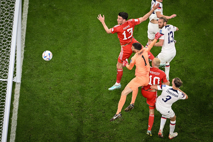 Peluang kembali didapat The Dragons, salah satunya lewat sundulan Kiefer Moore setelah menerima umpan sepak pojok. Sayang bola masih melambung tipis di atas mistar gawang Amerika Serikat.