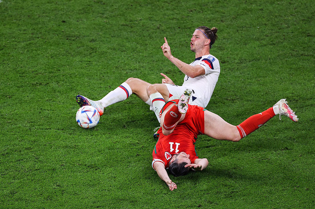 Wales mendapatkan hadiah penalti setelah Gareth Bale dilanggar di kotak terlarang oleh bek Amerika Serikat Walker Zimmerman.