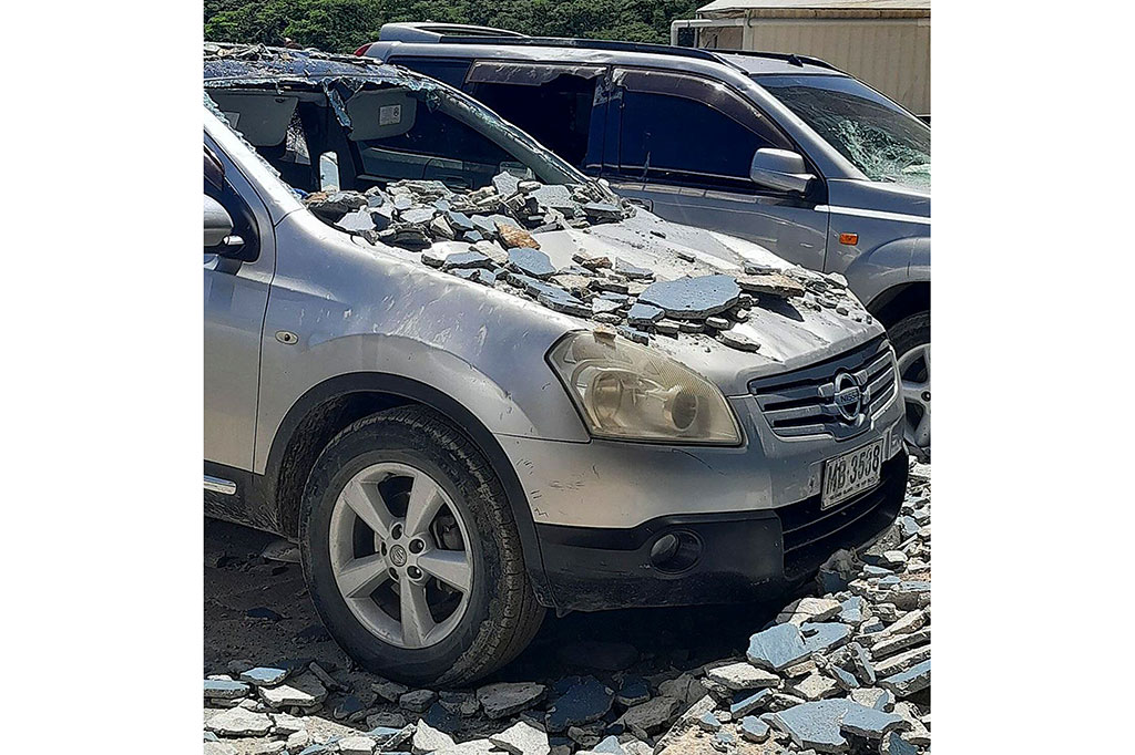 Beberapa mobil mengalami kerusakan setelah tertimpa material bangunan yang berjatuhan dari gedung bertingkat usai gempa mengguncang Kepulauan Solomon, Selasa, 22 November 2022.