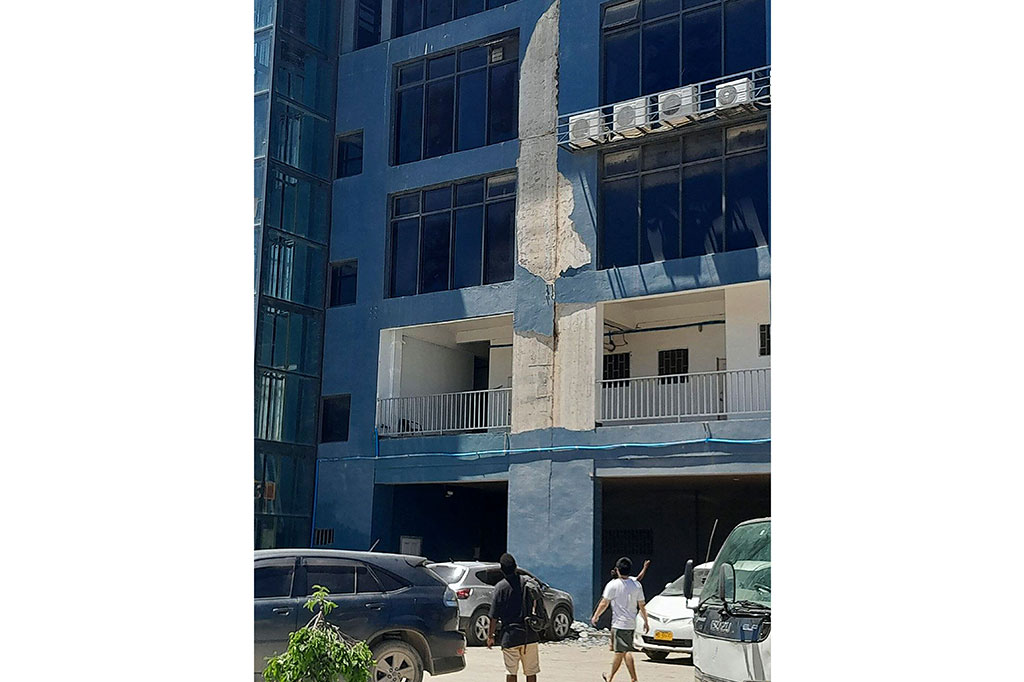 Gempa berkekuatan magnitudo 7,0 mengguncang Kepulauan Solomon pada hari Selasa, 22 November 2022. Dahsyatnya gempa membuat goncangan hebat yang melemparkan barang-barang ke tanah dan mematikan listrik di beberapa bagian ibu kota Honiara.