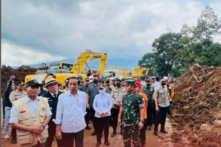 Presiden Joko Widodo meninjau langsung lokasi terdampak gempa bumi di Kecamatan Cugenang, Kabupaten Cianjur, pada Selasa, 22 November 2022. Lokasi pertama yang ditinjau Presiden adalah jalan raya Cibeureum, penghubung wilayah Bogor-Cianjur di Kecamatan Cugenang yang sempat tertimbun longsor, namun kini telah dapat dilalui kendaraan.