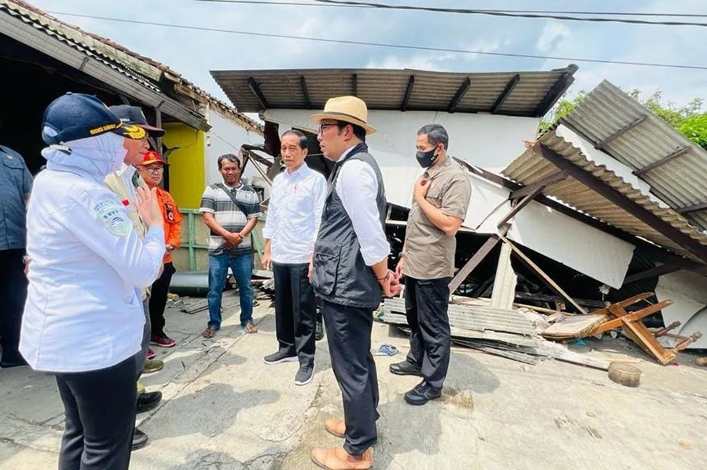 Dia meminta jajaran PMK, BNPB, Basarnas, juga TNI-Polri dan PUPR untuk bersama-sama menggerakkan jajarannya dalam membantu korban bumi di Kabupaten Cianjur, terutama terkait dengan pembukaan akses yang terkena longsor.