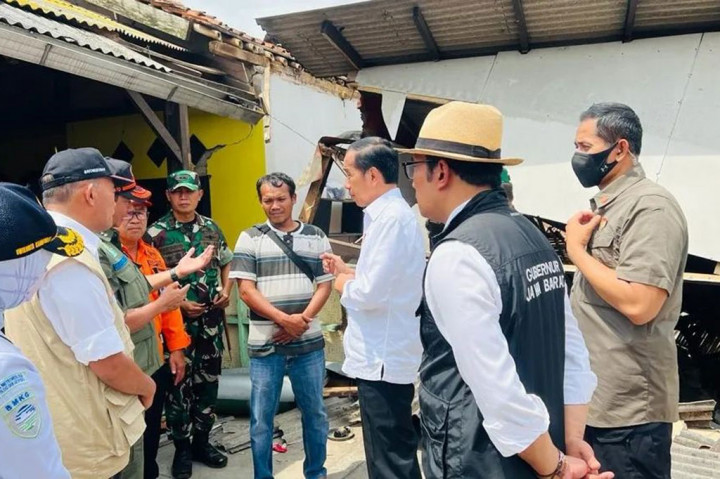 Nantinya rumah-rumah yang rusak berat, rusak ringan, dan rusak sedang, pemerintah akan memberikan bantuan uang tunai. Yang rusak berat akan diberikan bantuan Rp50 juta, rusak sedang Rp25 juta dan yang rusak ringan Rp10 juta.