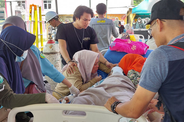 Selain itu, pasien yang sebelumnya tengah menjalani rawat inap, untuk sementara dialihkan ke lapangan olahraga yang berada di belakang gedung rumah sakit.