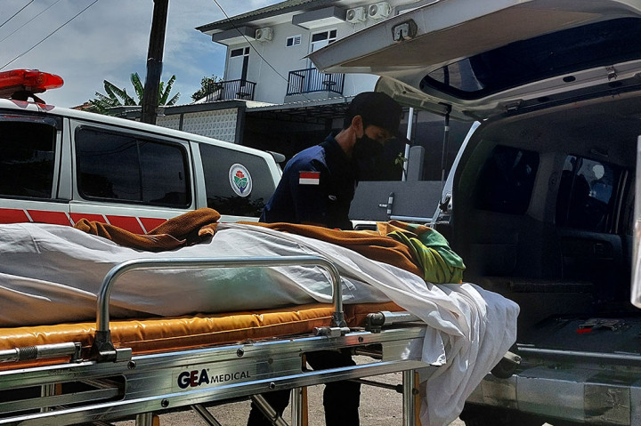 Nampak petugas medis masih berjibaku memberikan perawatan terhadap korban, terutama memasang selang infus agar kondisi tetap stabil.