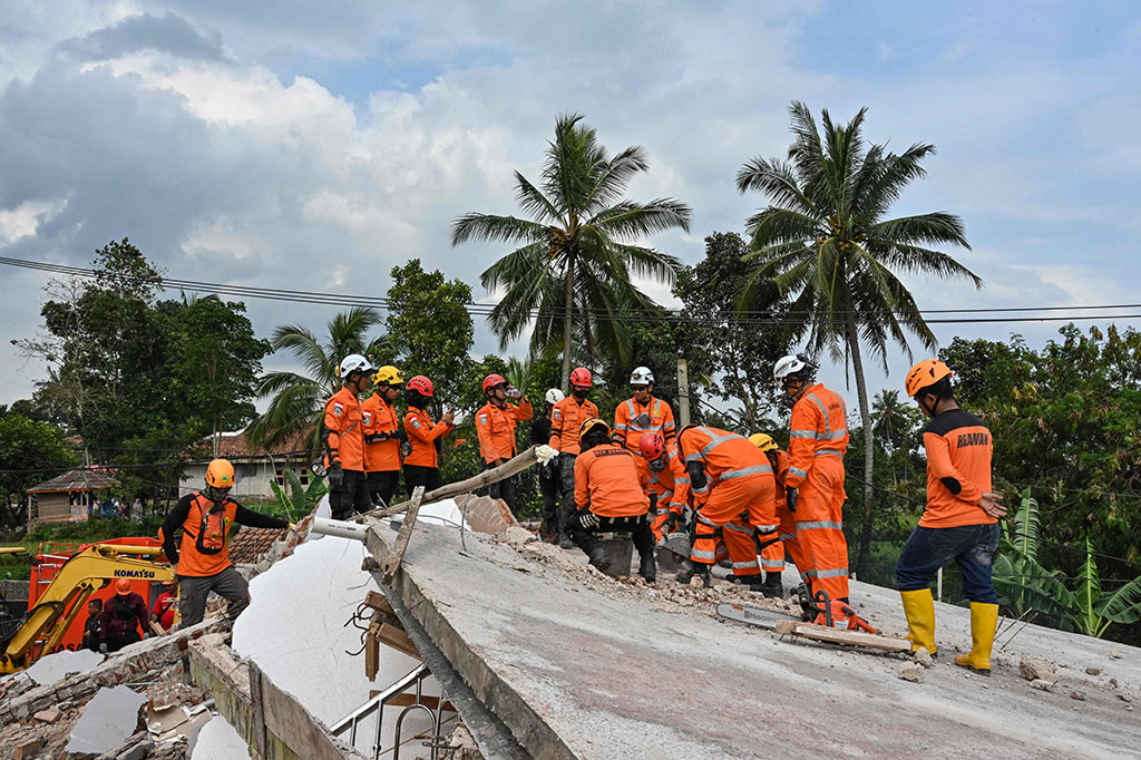 Tim SAR gabungan bekerja keras untuk mencari dan mengevakusi para korban gempa di Cianjur, Jawa Barat, Selasa, 22 November 2022.