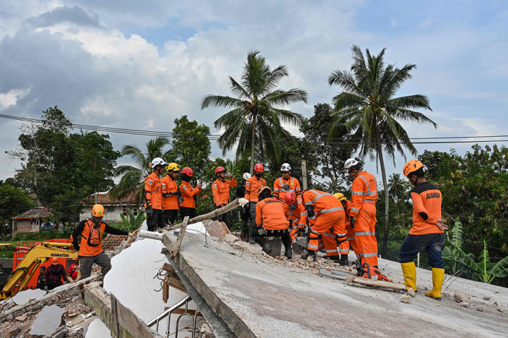 Tim SAR gabungan bekerja keras untuk mencari dan mengevakusi para korban gempa di Cianjur, Jawa Barat, Selasa, 22 November 2022.