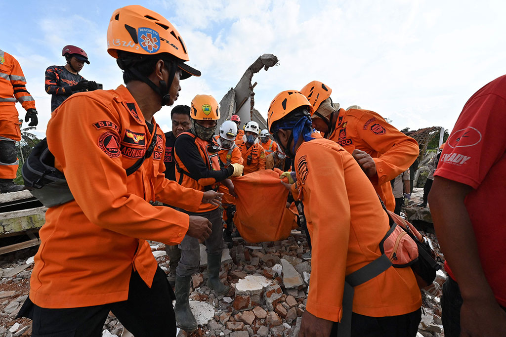 Sebelumnya, gempa bumi berkekuatan 5,6 SR melanda wilayah barat daya Kabupaten Cianjur, Provinsi Jawa Barat, Senin pukul 13.21 WIB. Gempa yang berpusat di arah barat daya Cianjur pada kedalaman hanya 10 kilometer tersebut mengakibatkan banyak korban jiwa dan luka-luka, khususnya anak kecil.