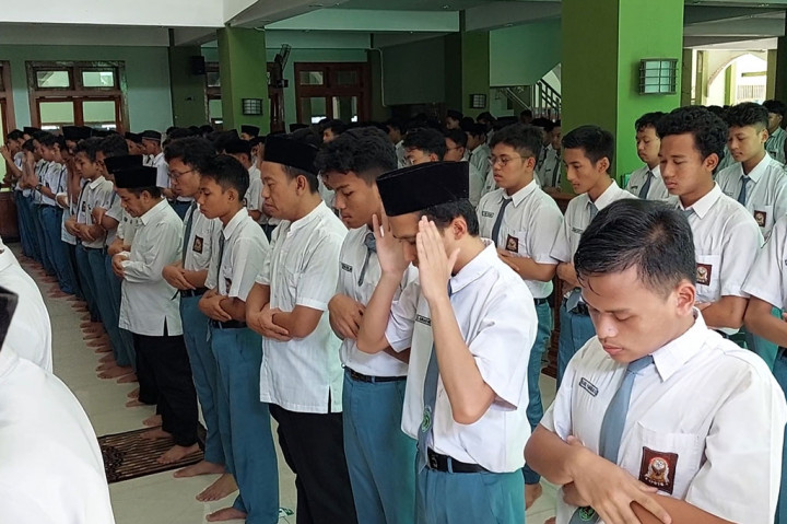 Pelajar Madrasah Aliyah Negeri (MAN) 2 Kudus menggelar salat gaib dan penggalangan dana untuk korban gempa bumi dengan magnitude 5,6 di Cianjur, Jawa Barat.