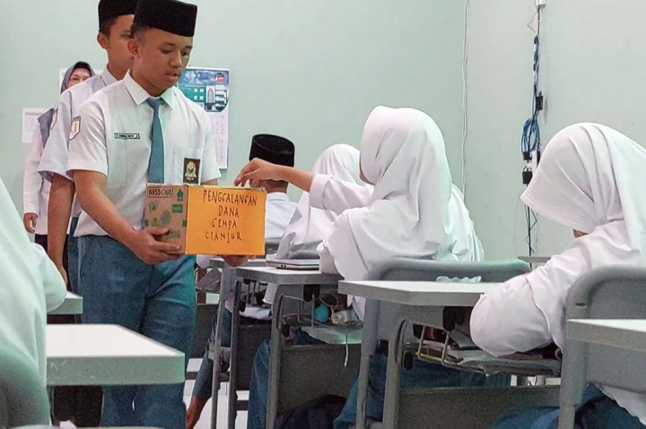 Usai salat gaib, pelajar kemudian menggelar penggalangan donasi dari masing-masing kelas hingga ruang guru. 