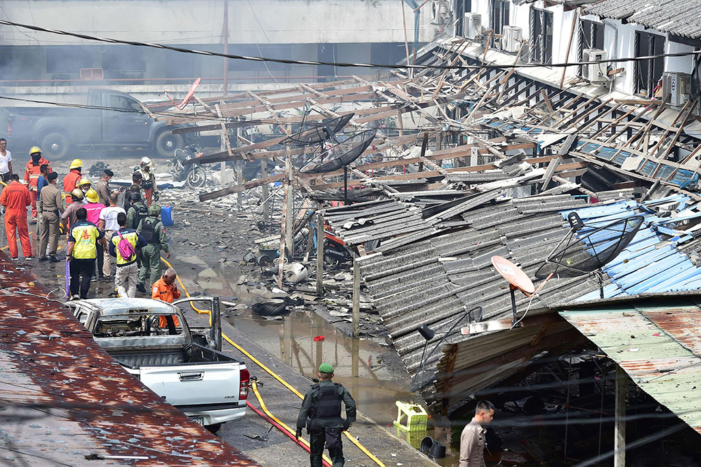 Pejabat polisi dan petugas penyelamat memeriksa kerusakan setelah sebuah bom mobil meledak di luar kompleks polisi di Kota Narathiwat, Thailand selatan, pada Selasa, 22 November 2022.