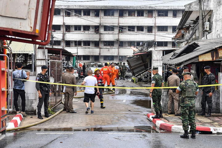 Gubernur Narathiwat Sanan Pongaksorn mengatakan kepada AFP bahwa seorang tersangka mengendarai mobil ke akomodasi polisi sebelum meninggalkan kendaraan tersebut.