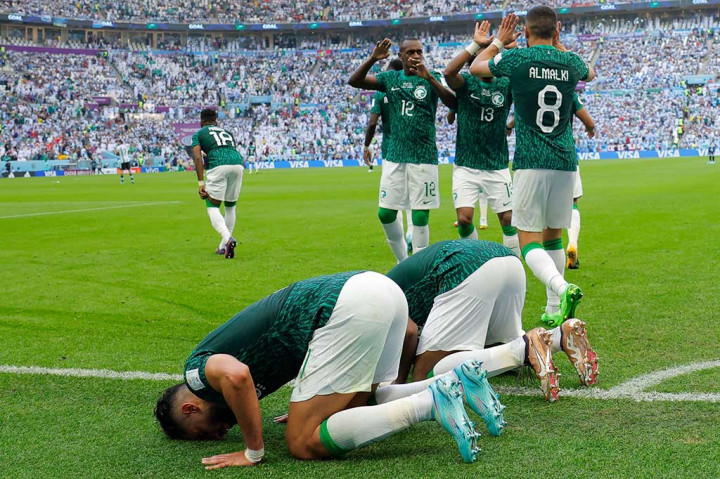 Arab Saudi juga berhasil membuang kutukan selalu tampil buruk dan kalah dalam pertandingan pertamanya dalam putaran final Piala Dunia.