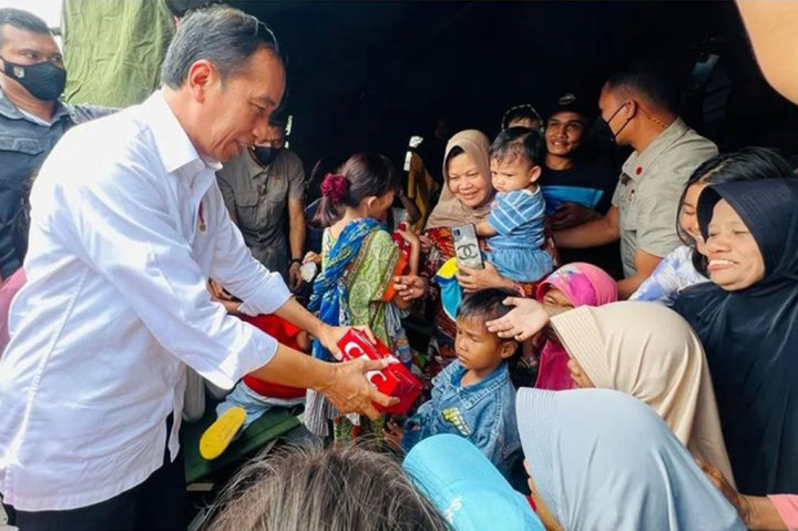 Presiden Joko Widodo (Jokowi) membagikan makanan siap saji ke sejumlah pengungsi dampak gempa di posko pengungsian Taman Prawatasari dan Kampung Warung Bawang, Kabupaten Cianjur, Jawa Barat, Selasa, 22 November 2022.