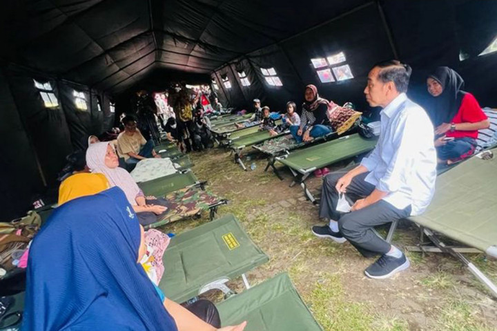 Di setiap tenda yang dikunjungi, Presiden menyapa para pengungsi mulai dari anak-anak hingga orang tua. 