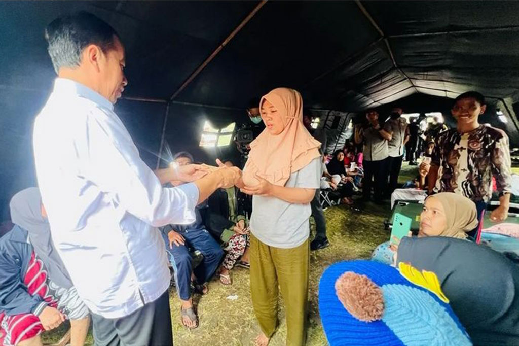 Tidak hanya itu, Presiden juga memberikan bantuan berupa sembako kepada para warga terdampak gempa bumi. Presiden turut menyampaikan terkait bantuan yang akan diberikan oleh pemerintah untuk warga yang rumahnya rusak akibat gempa bumi.