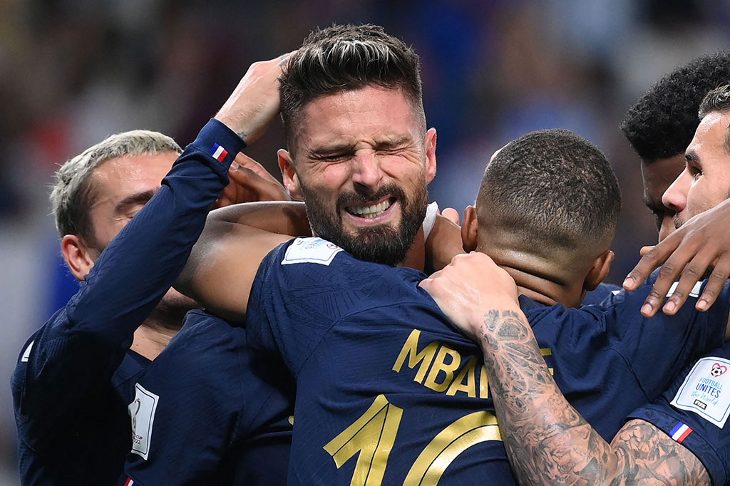 Olivier Giroud menyamakan rekor sepanjang masa Thierry Henry dengan 51 gol untuk Prancis dengan mencetak dua gol dalam pertandingan pembuka Piala Dunia negaranya melawan Australia pada hari Selasa.