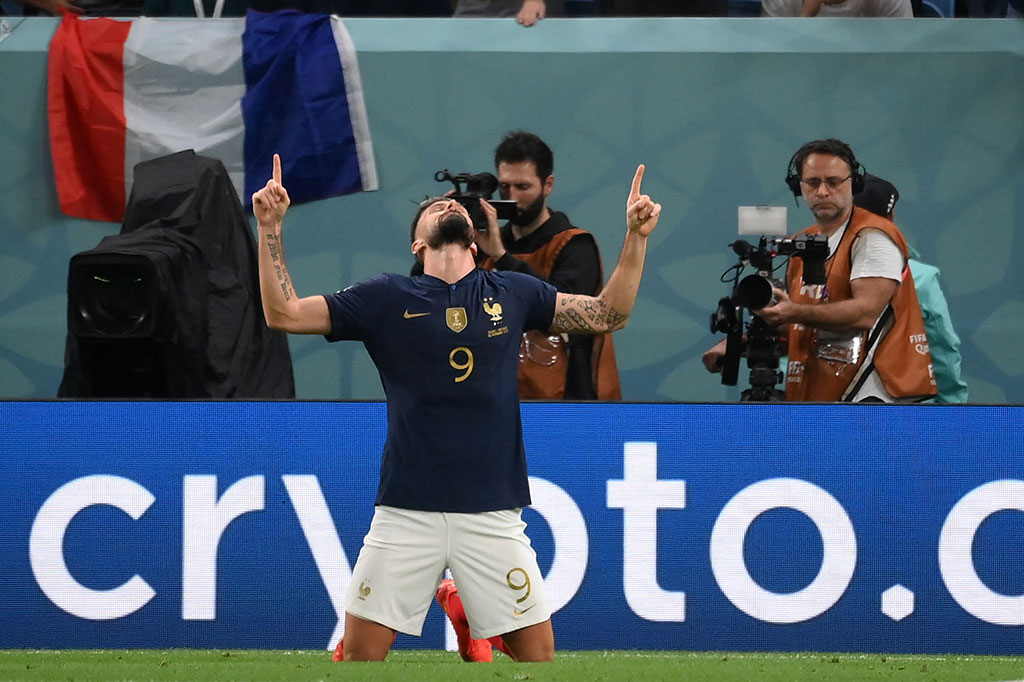 Henry mencetak 51 gol dalam 123 pertandingan untuk Prancis. Giroud, 36, menyamai angka tersebut pada penampilan internasionalnya yang ke-115.