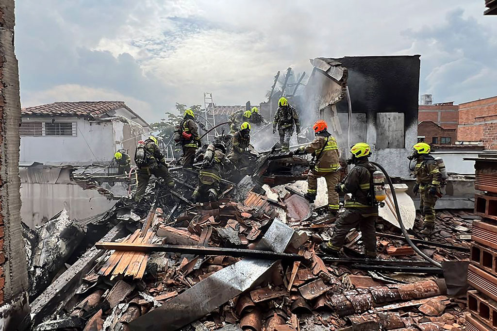 Sebuah pesawat kecil yang membawa delapan orang jatuh ke daerah pemukiman kota terbesar kedua di Kolombia, Medellin, Senin, 21 November 2022 waktu setempat, menewaskan semua penumpang.
