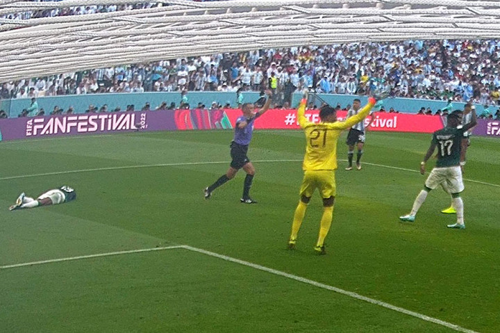 Wasit Slavko Vincic kemudian berlari ke arah Al Shahrani dan meminta bantuan medis.