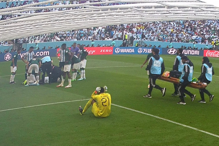 Al-Owais yang emosional mengangkat tangannya ke kepala dan memberi isyarat agar dokter segera membantu rekan satu timnya tersebut.