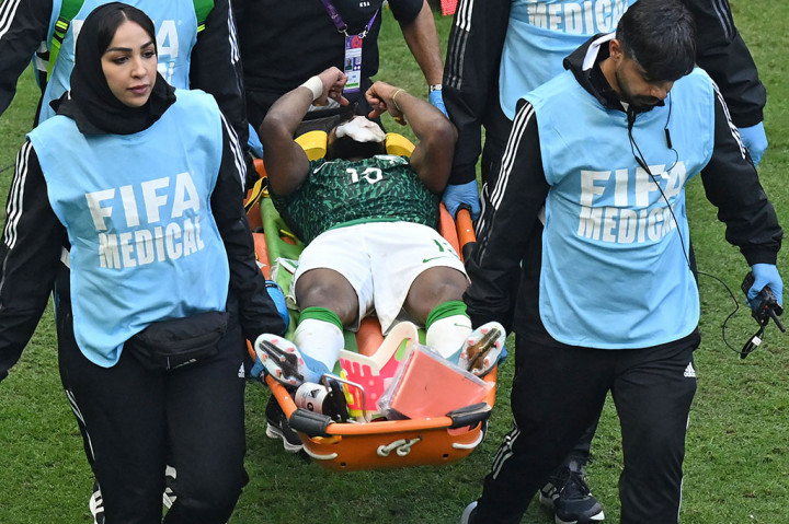 Bek itu ditandu dari lapangan dan dilaporkan telah didiagnosis mengalami patah rahang, patah tulang wajah, dan pendarahan internal. Pemain berusia 30 tahun itu mengacungkan dua jempol saat dibawa keluar stadion.